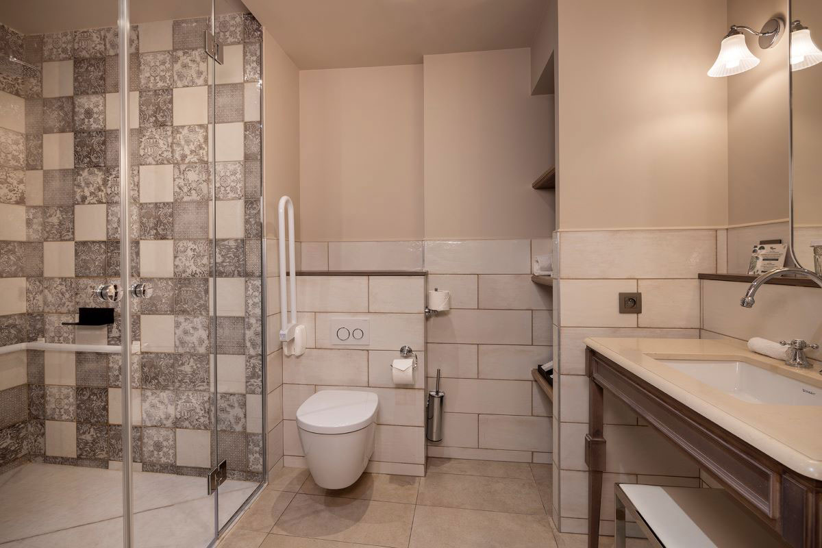 Deluxe room, bathroom (Hotel Royal Madeleine, Paris 8)