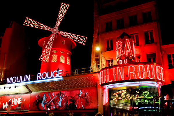Le Moulin rouge (proche de l'Hôtel Royal Madeleine).