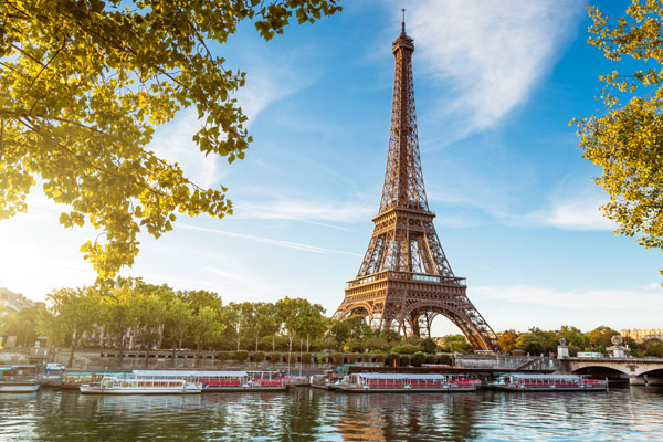 LA Tour Eiffel (proche de l'Hôtel Royal Madeleine)